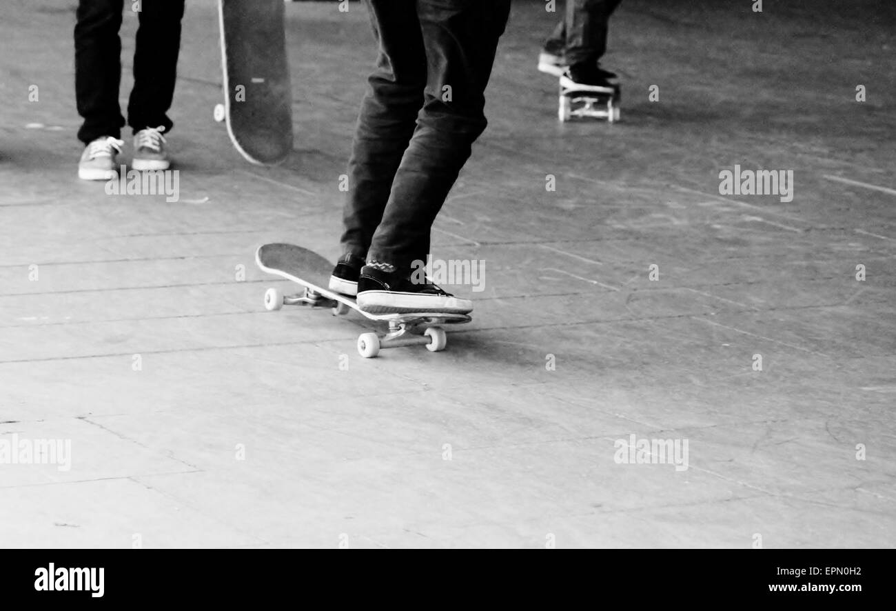 Skateboard, guidatore di skateboard, skateboard, pattinaggio, spazio copia gruppo sfondo, pattino, evviva Southbank, copia space deck, formatori, Foto Stock