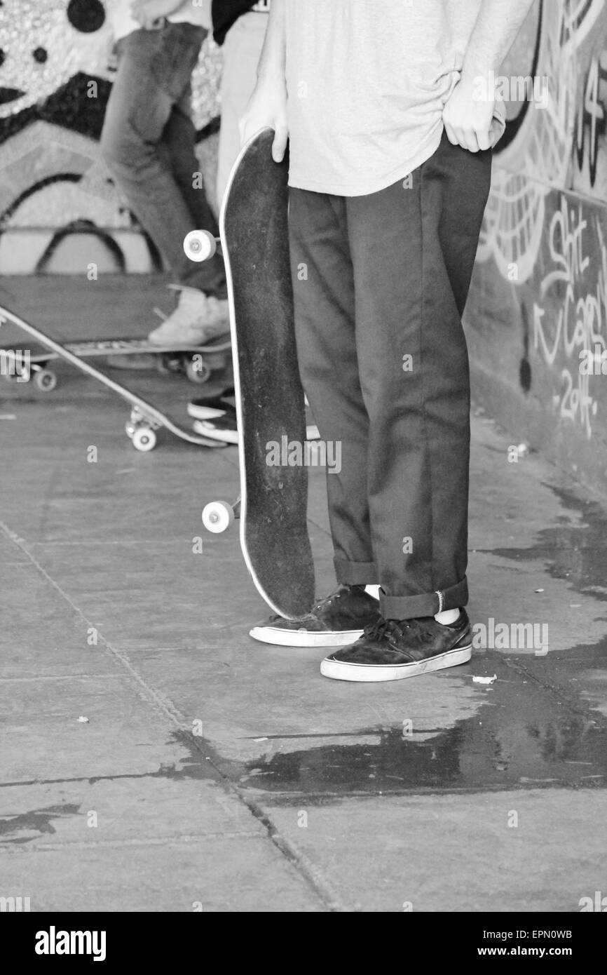 Skateboard skaters in skate park con skateboard skateboard, guidatore di skateboard, skateboard, pattinaggio, copyspace, il gruppo pattino, Foto Stock