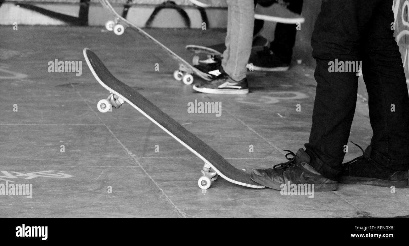 Skateboarders pronto per andare sullo skateboard, guidatore di skateboard, skateboard, pattinaggio, copyspace, il gruppo pattino, evviva southbank, team Foto Stock