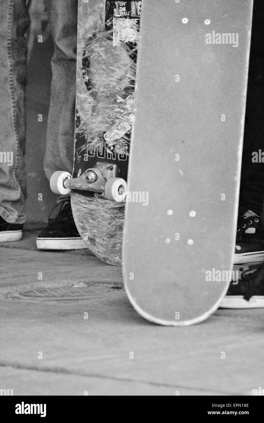 Skateboard e sneakers in verticale Foto Stock