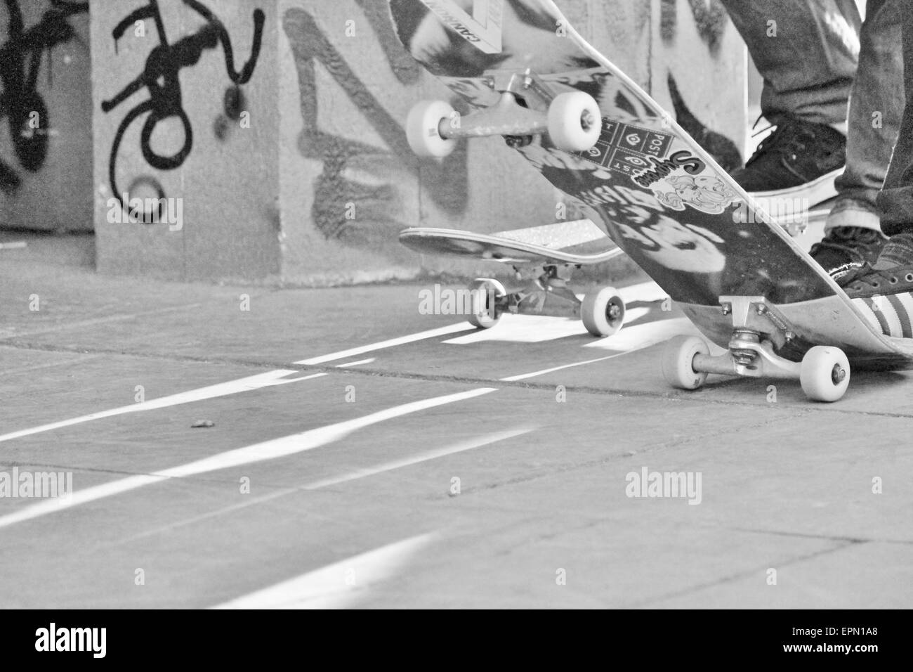 2 skateboarders in sneakers graffiti e copyspace concrete sullo skateboard, guidatore di skateboard, skateboard, il pattinaggio, il gruppo pattino, Foto Stock