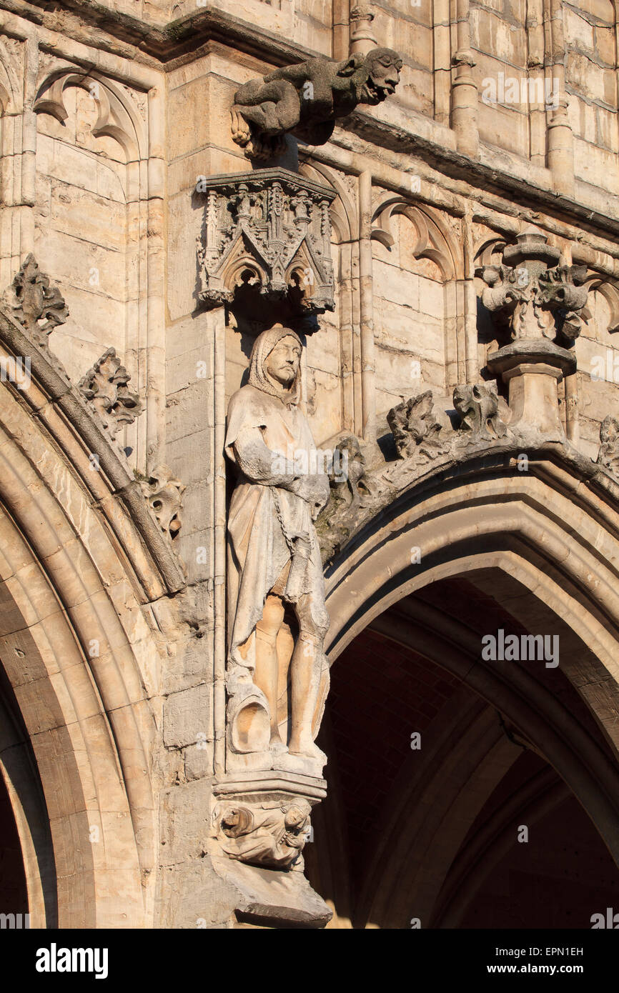 Dettaglio di una quattrocentesca statua di un cavaliere/nobile sul municipio gotico a Bruxelles, in Belgio Foto Stock