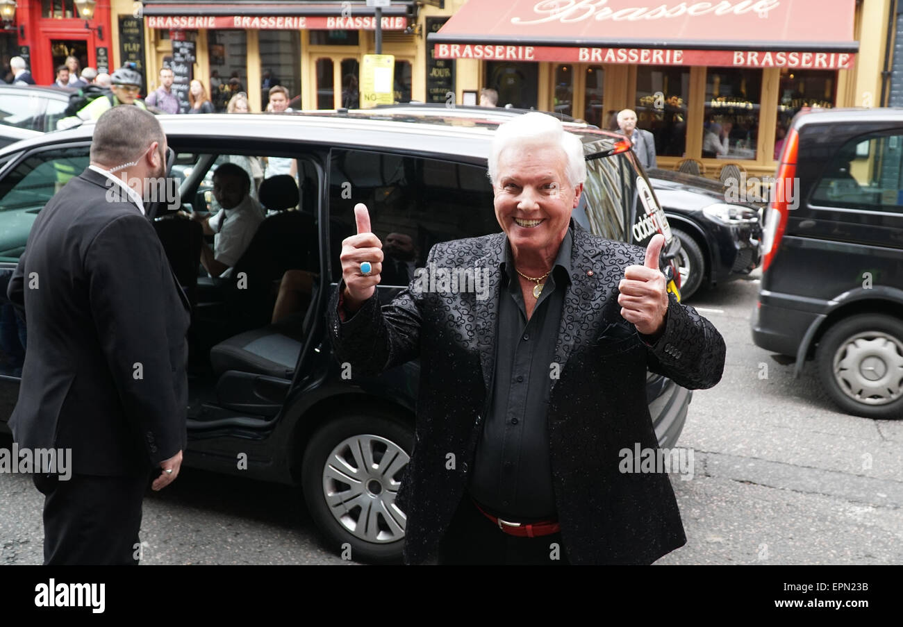 Londra, UK, 19 Maggio 2015 : attore e cantante Jess Conrad arriva al "fischio stelle' libro lancio contiene i migliori momenti dei primi 65 anni di varietà helds a London Film Museum di Londra. Credito: Vedere Li/Alamy Live News Foto Stock