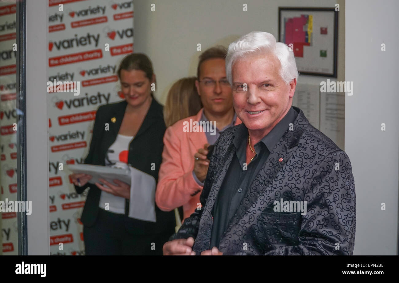 Londra, UK, 19 Maggio 2015 : attore e cantante Jess Conrad arriva al "fischio stelle' libro lancio contiene i migliori momenti dei primi 65 anni di varietà helds a London Film Museum di Londra. Credito: Vedere Li/Alamy Live News Foto Stock