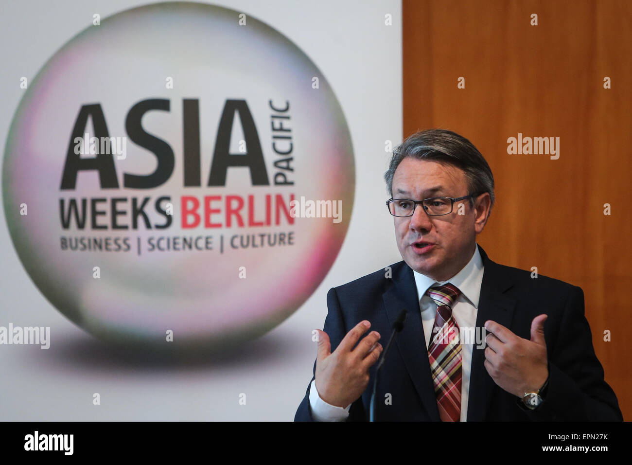 Berlino. 19 Maggio, 2015. Georg Nuesslein, vice presidente della Germania Christian Unione democratica e cristiana unione sociale(CDU/CSU) gruppo parlamentare, parla durante il forum evento 'Smart City - Innovative vita' il continuo Asia-pacifico Settimane Berlino a Berlino, Germania, a maggio, 19, 2015. Sotto l'argomento 'Smart città - vita innovative", funzionari ed esperti provenienti da Cina e Germania ha tenuto una serie di lezioni di martedì a Berlino, lo scambio di esperienze in soluzioni innovative per le sfide urbane. © Zhang ventola/Xinhua/Alamy Live News Foto Stock