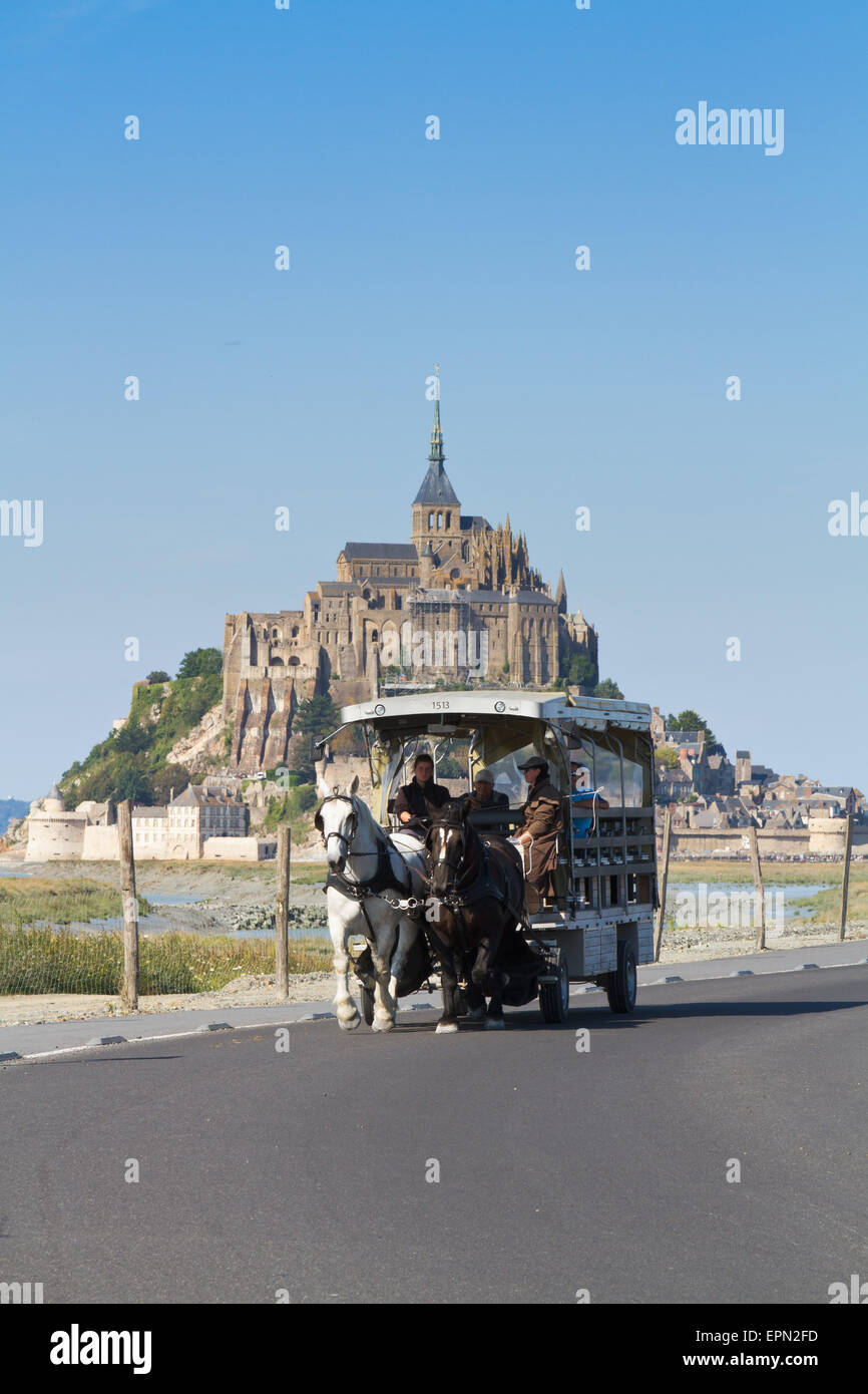 Mont Saint Michel i visitatori utilizzano cavallo e carrozza, Normandia Francia Foto Stock