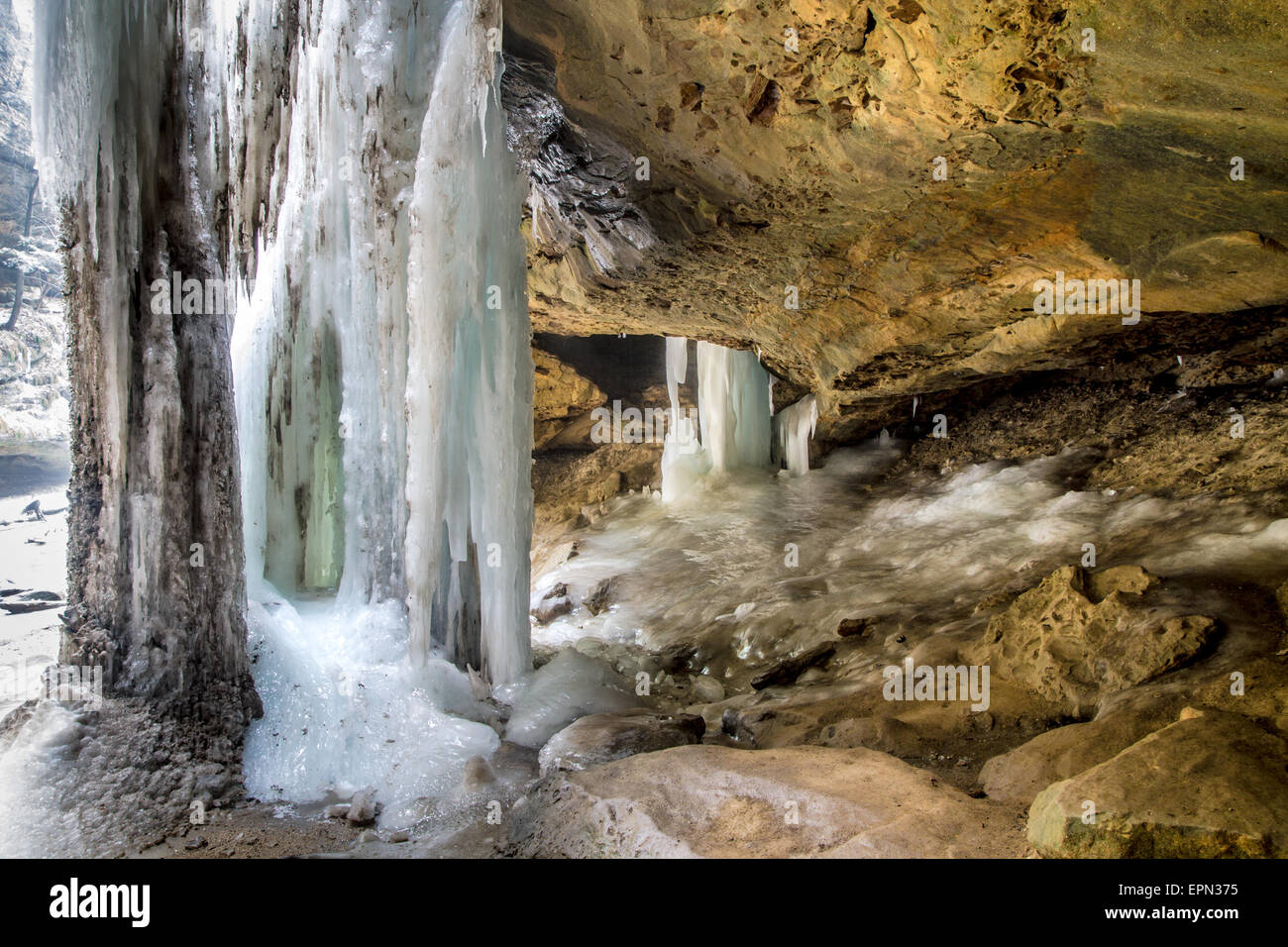 Escursioni invernali. Congelati in cascata lungo un sentiero escursionistico in Hocking colline del Parco Statale di Logan, Ohio. Foto Stock
