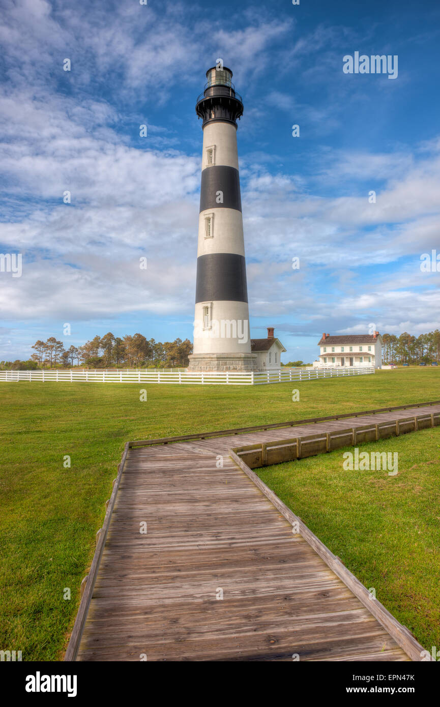 Il Bodie Island Lighthouse e adiacente boardwalk in Cape Hatteras National Seashore nella Outer Banks del North Carolina. Foto Stock