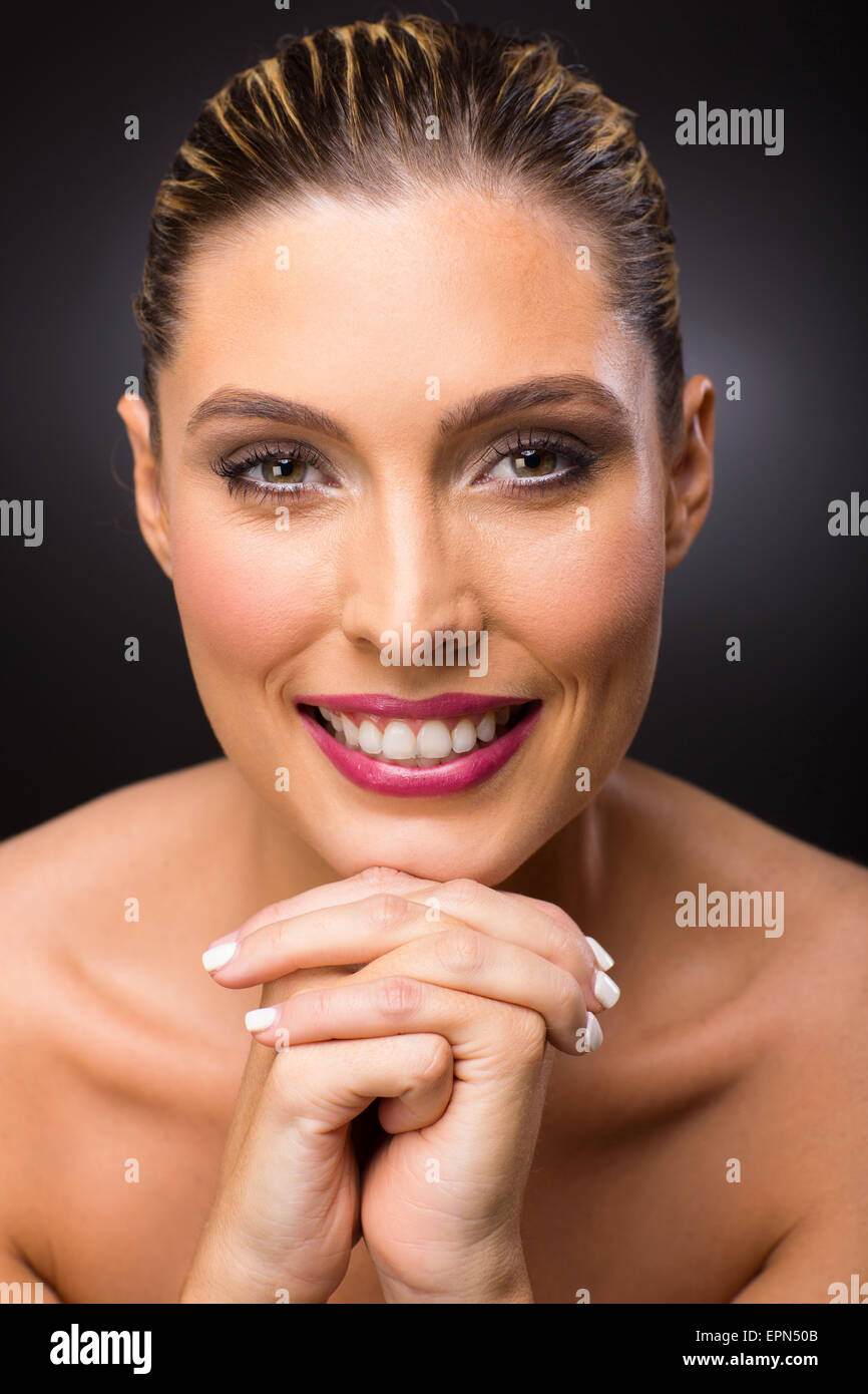 Ritratto di Allegro modello femminile con pulizia viso fresco Foto Stock