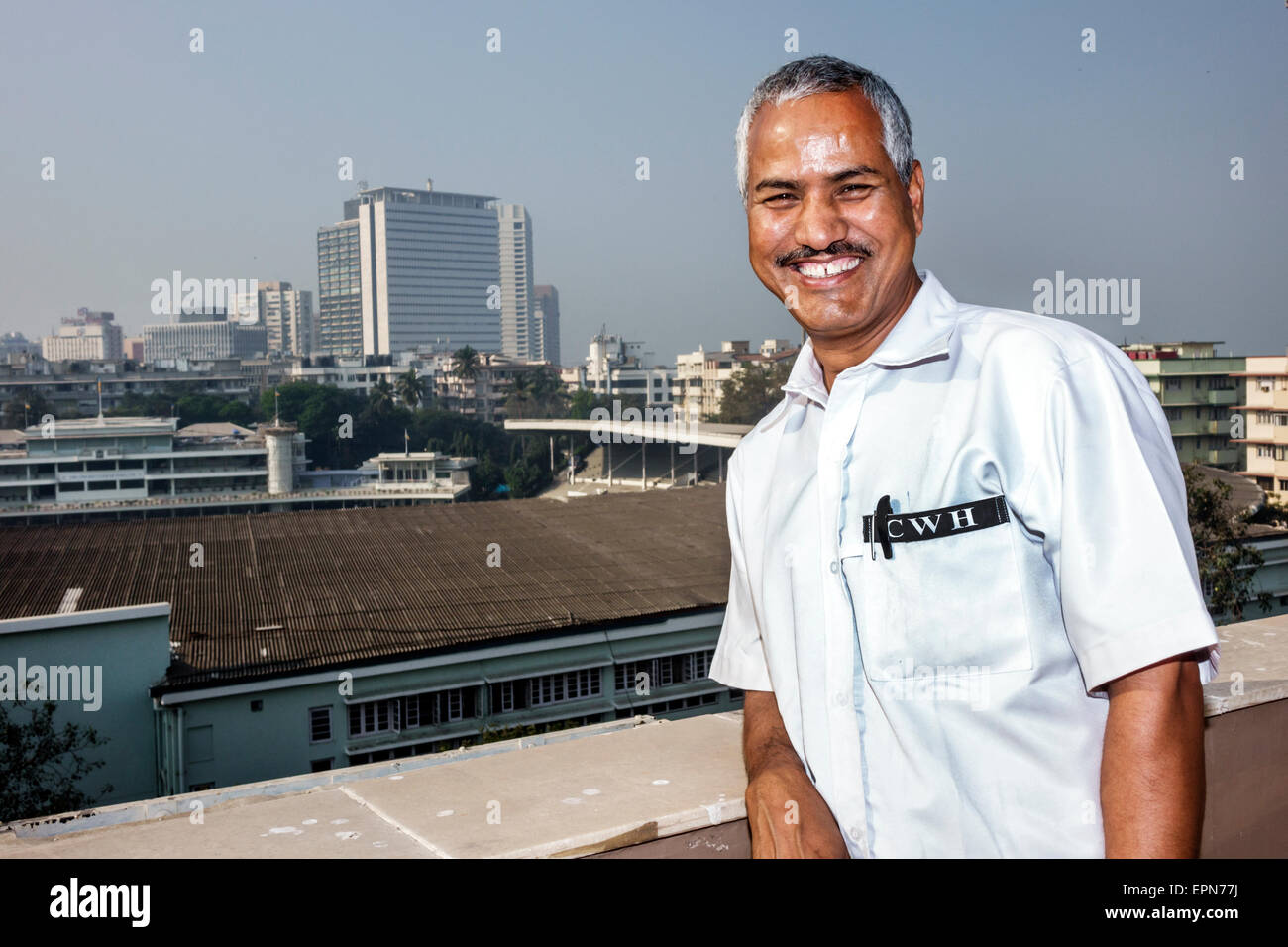 Mumbai India, Churchgate, Chateau Windsor, hotel, skyline della città, uomo uomini maschio, lavoro, lavoratori dipendenti lavoratori dipendenti personale di lavoro, tetto, terrazza, India150227004 Foto Stock
