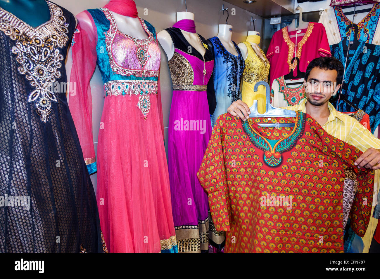 Mumbai India,Apollo Bandar,Colaba,Industriati Sakharkar Marg,Road,Causeway,Market,Garden Road,shopping shopper shopping negozi di negozi di mercato mercati marketp Foto Stock