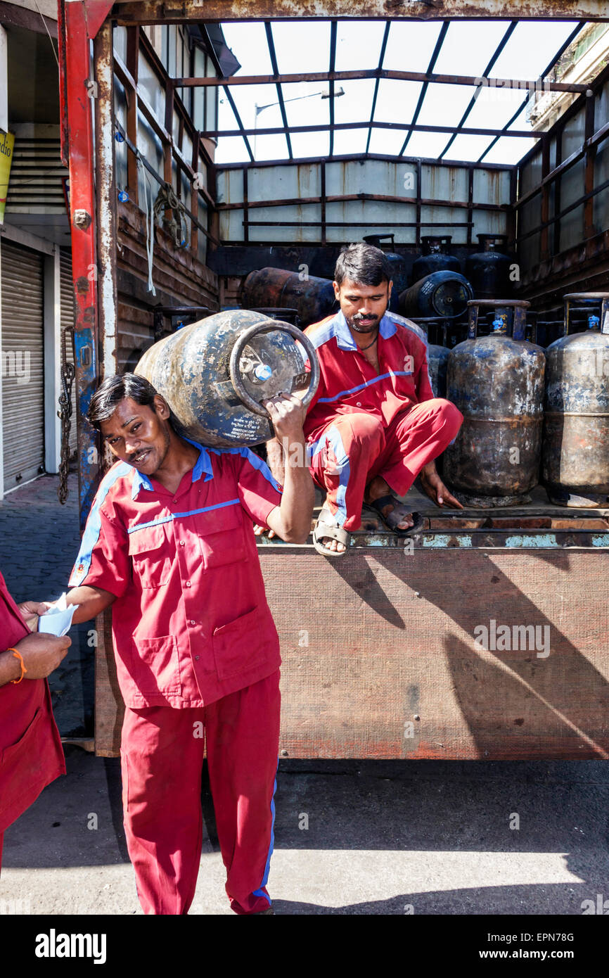 Mumbai India,Apollo Bandar,Colaba,industriale Sakharkar Marg,strada,Causeway,mercato,uomo uomo uomo maschio,camion,camion,camion,carri armati propano,consegna,India150227042 Foto Stock