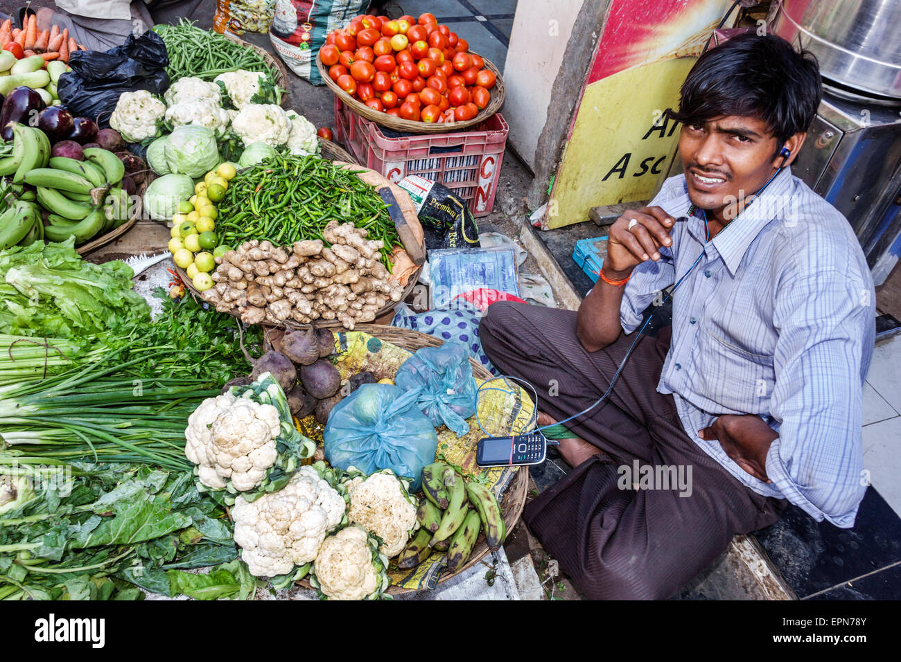 Mumbai India,Indian Asian,Apollo Bandar,Colaba,Industriati Sakharkar Marg,Road,Causeway,Market,Lala Nigam Road,shopping shopper negozi negozi Marke Foto Stock