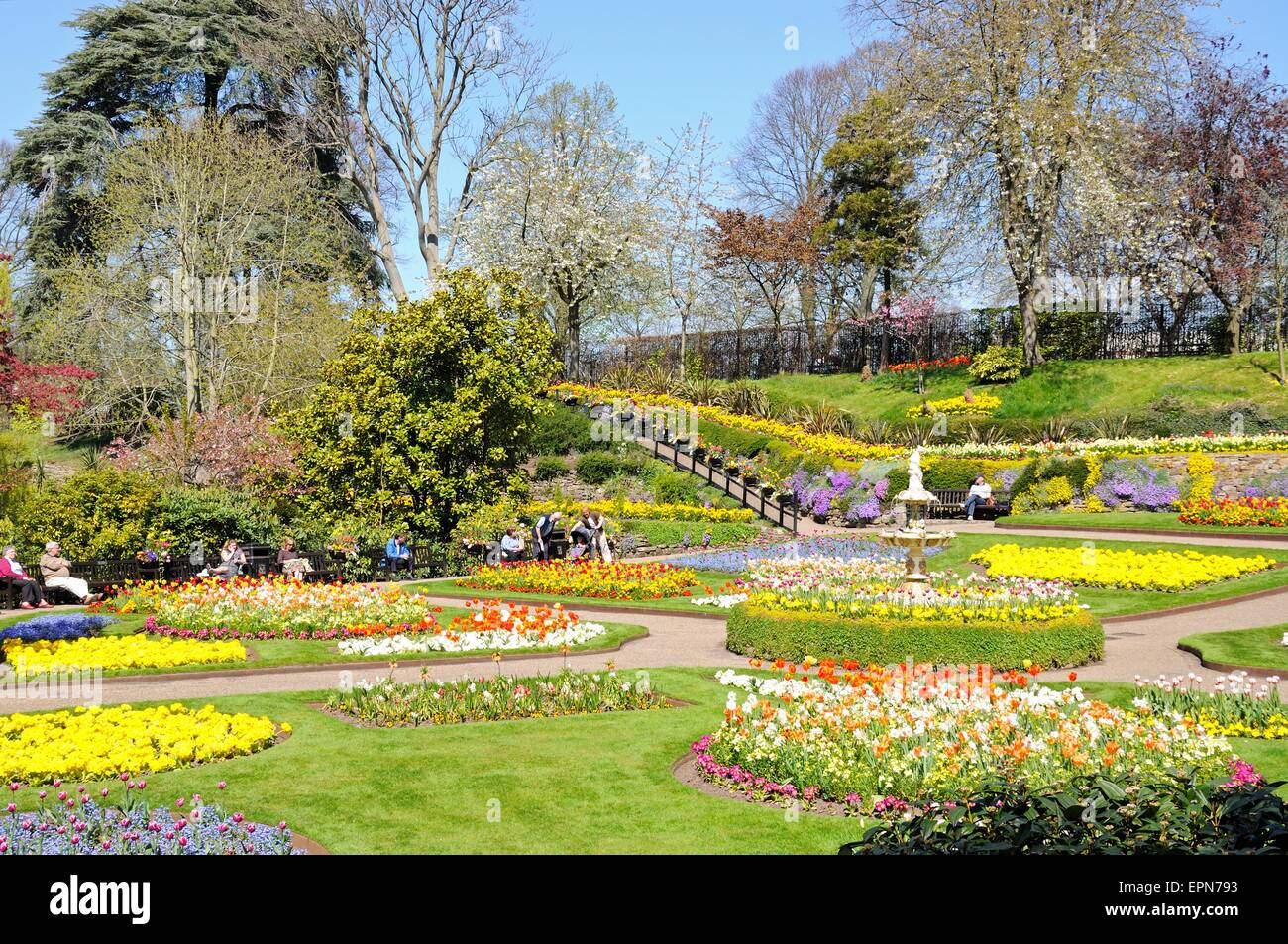 Vista del Dingle giardini formali nel Parco di cava durante la primavera, Shrewsbury, Shropshire, Inghilterra, Regno Unito, Europa occidentale. Foto Stock