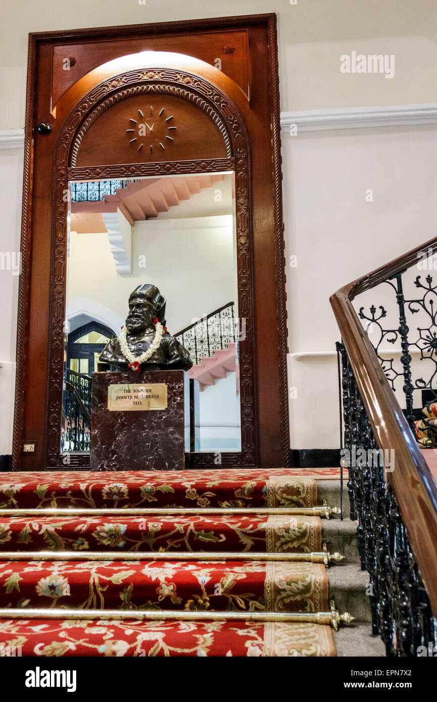 Mumbai India, Apollo Bandar, Colaba, il Palazzo Taj Mahal, hotel, interno, hall, busto, scultura, Jamsetji Nusserwanji Tata, fondatore, India150227125 Foto Stock