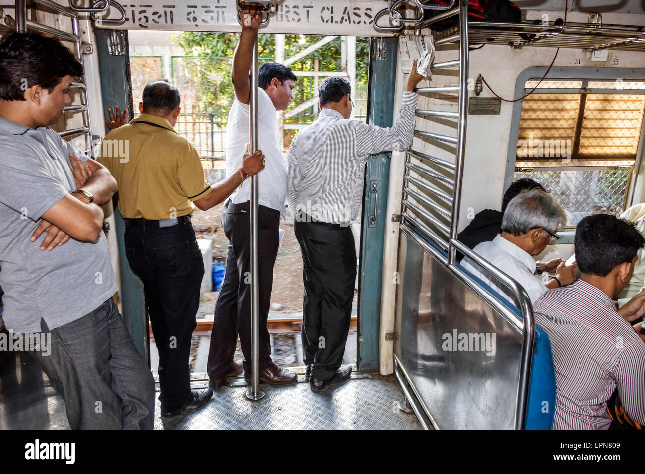 Mumbai India, stazione ferroviaria Churchgate, linea occidentale, treno, passeggeri, passeggeri, passeggeri, passeggeri, uomo maschile, seconda classe cabina, porta aperta, India150 Foto Stock