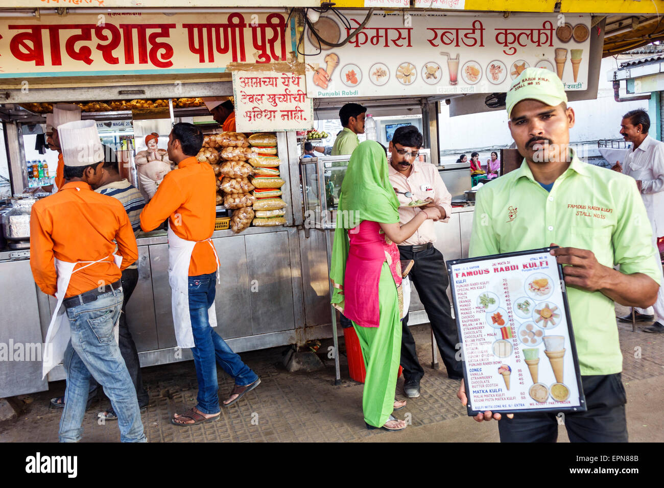 Mumbai India,Girgaon,Marine Drive,Chowpatty Beach,pubblico,concessioni,bancarelle,stand,stand,stand,venditore,venditori,mercantile,mercato,mercato,uomo uomini Foto Stock