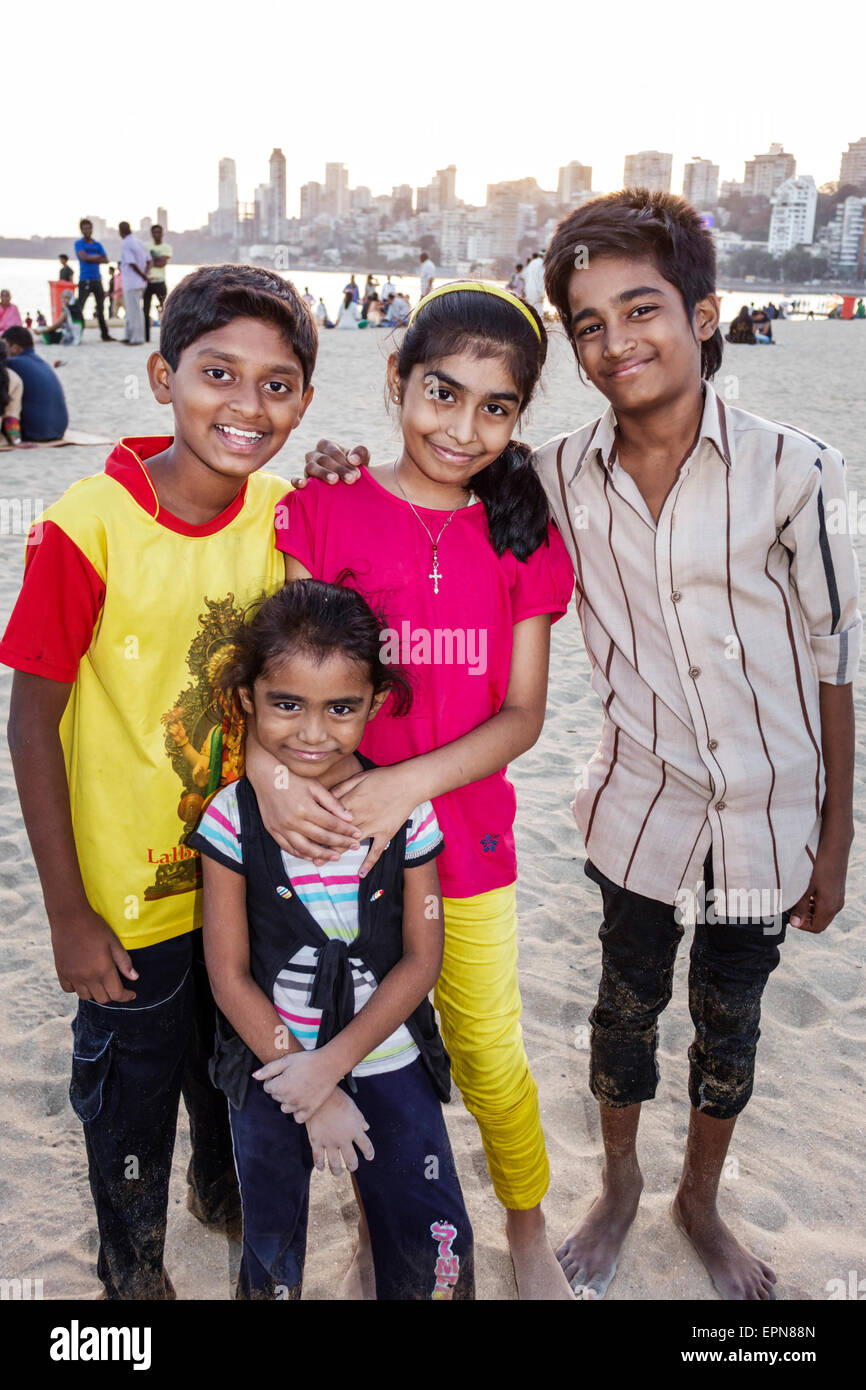 Mumbai India,Girgaon,Marine Drive,Chowpatty Beach,public,Arabian Sea,maschio ragazzi bambini bambini ragazze ragazze,femmina giovani,amici,India150227206 Foto Stock