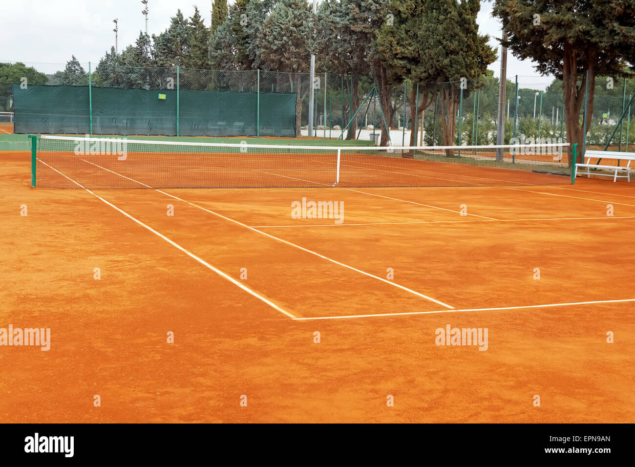 Svuotare il campo da tennis in argilla Foto Stock