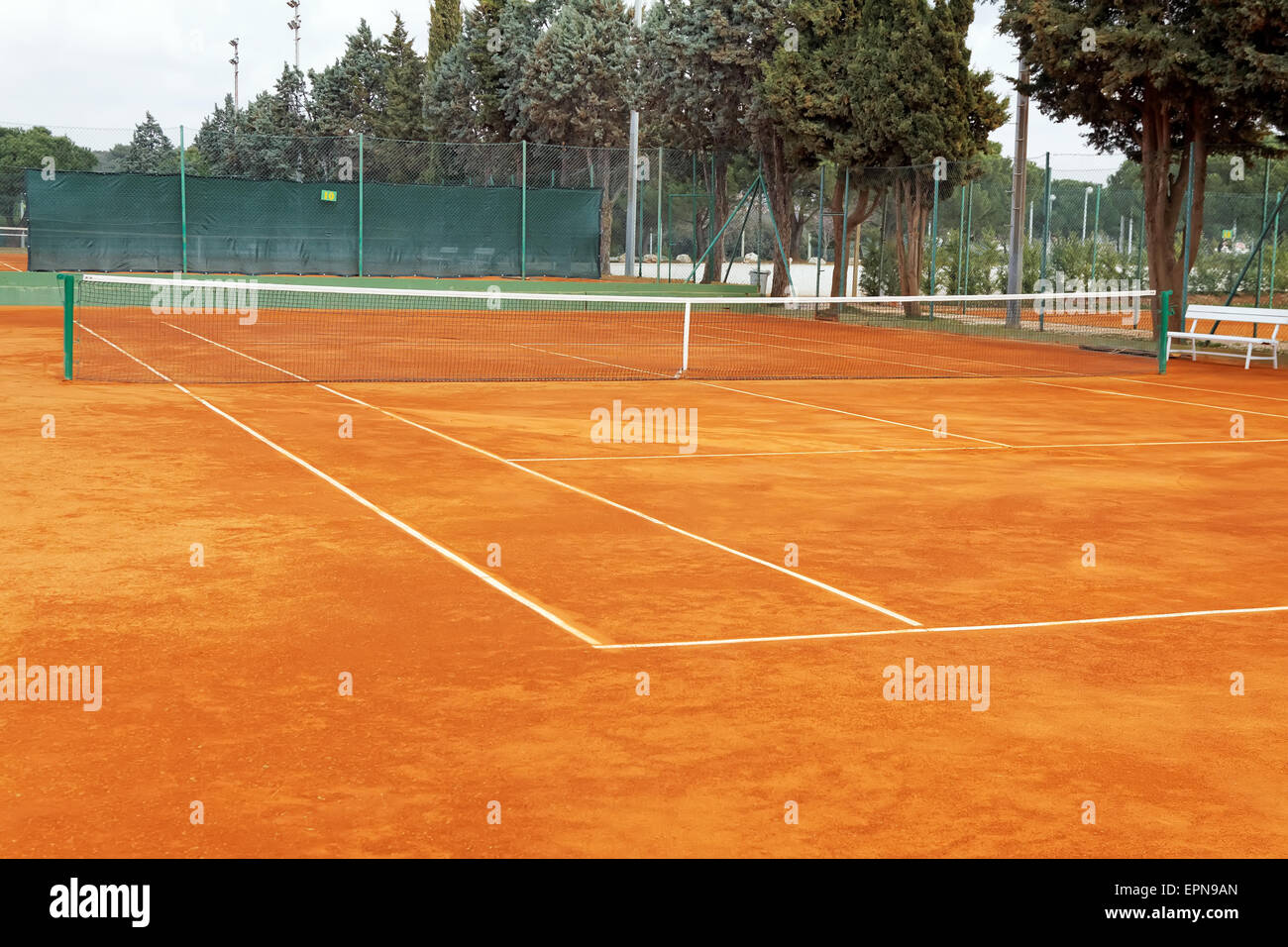 Svuotare il campo da tennis in argilla Foto Stock