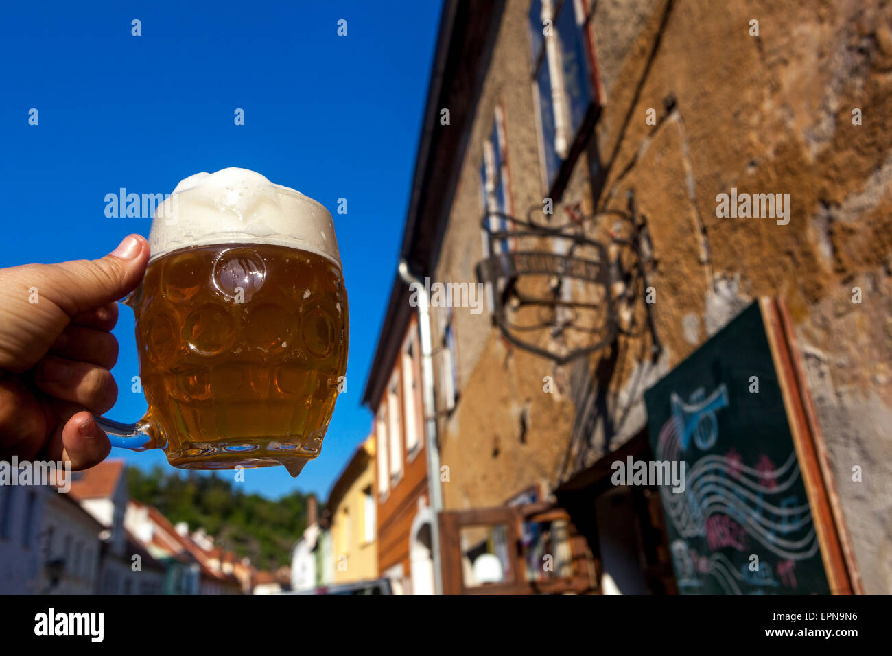 Quartiere ebraico Trebic UNESCO Repubblica Ceca, birra appena spillata davanti a un bar Trumpetka, Repubblica Ceca Foto Stock