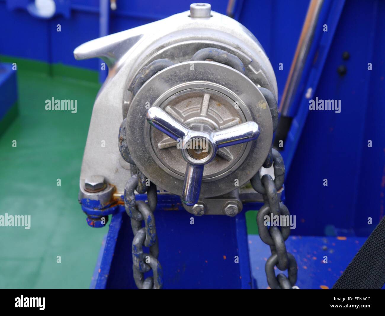 Manuale di ancoraggio del dispositivo di sollevamento a bordo di una nave Foto Stock