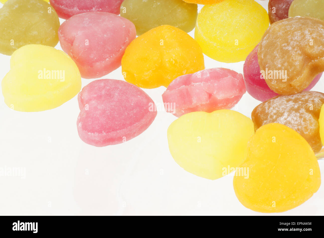 Close-up di alcuni colorate a forma di cuore duro caramelle di zucchero Foto Stock