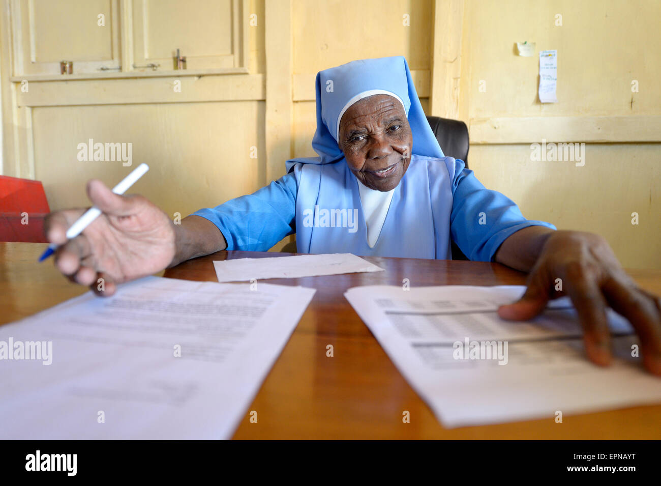 Nun, vecchia donna, svolgendo compiti amministrativi, Carrefour, Ouest Reparto, Haiti Foto Stock