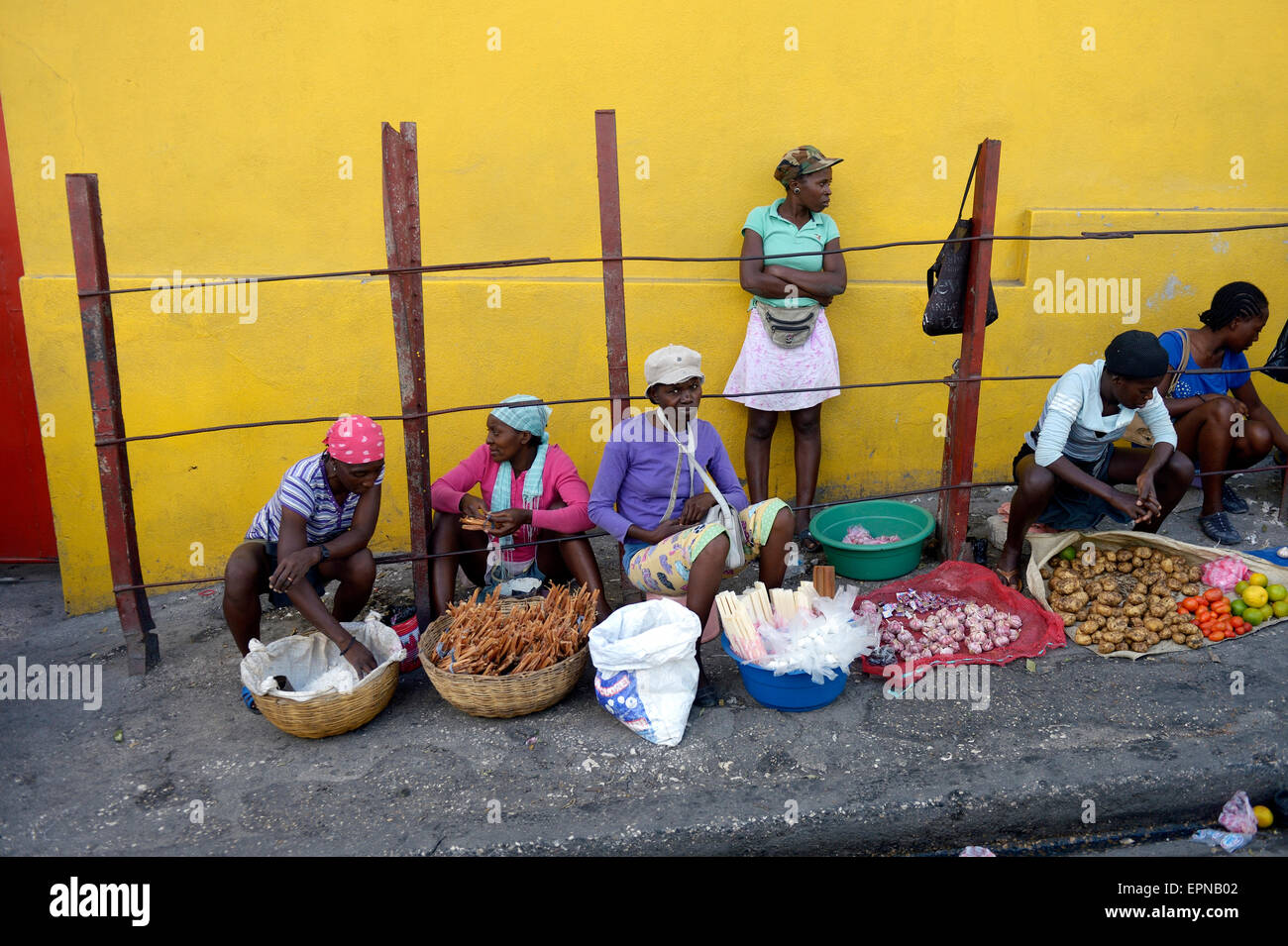 Le donne la vendita di verdura presso la banchina, Port-au-Prince, Haiti Foto Stock