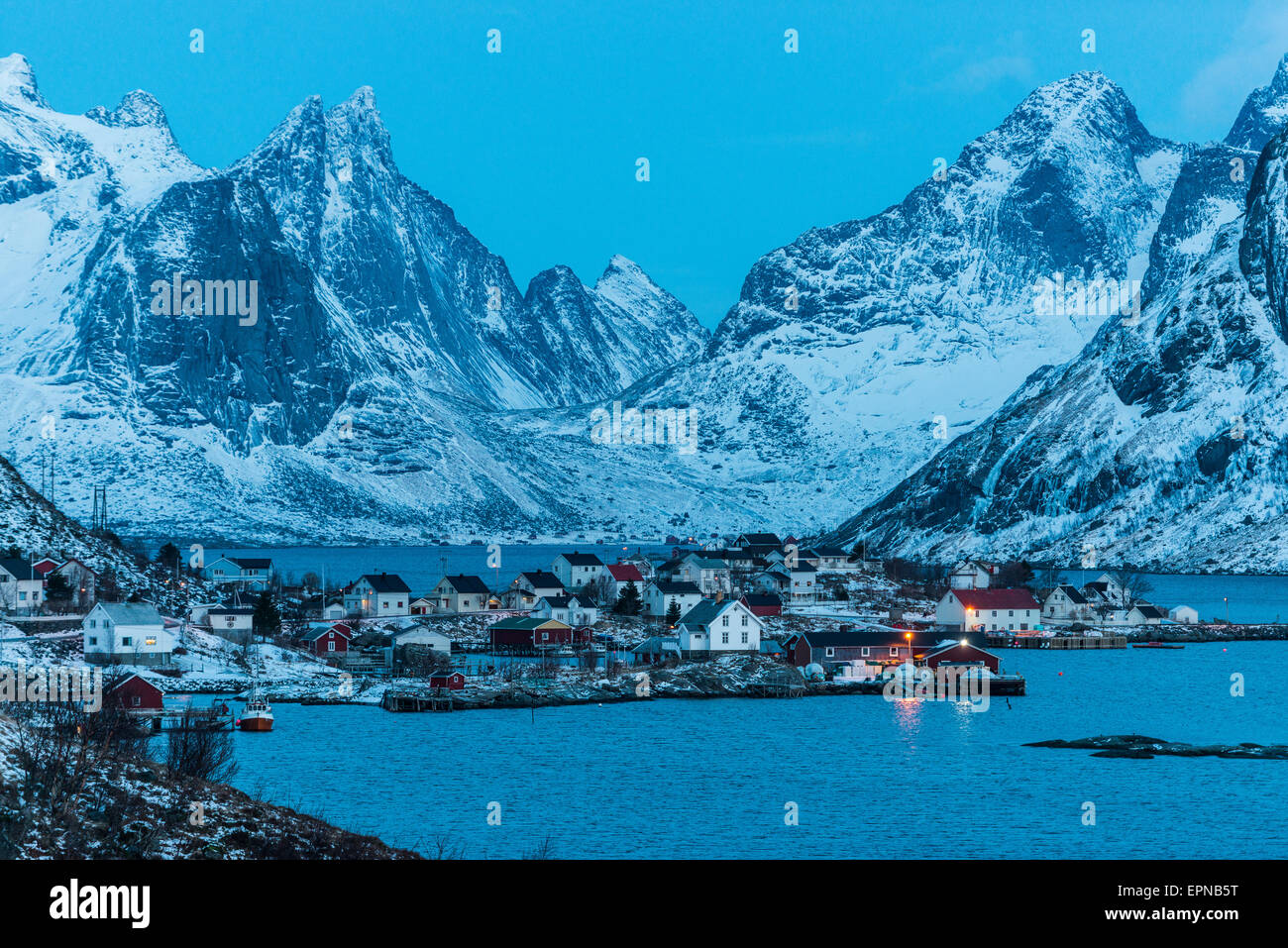 Il villaggio di pesca al blue ora, Reine, Isole Lofoten in Norvegia Foto Stock