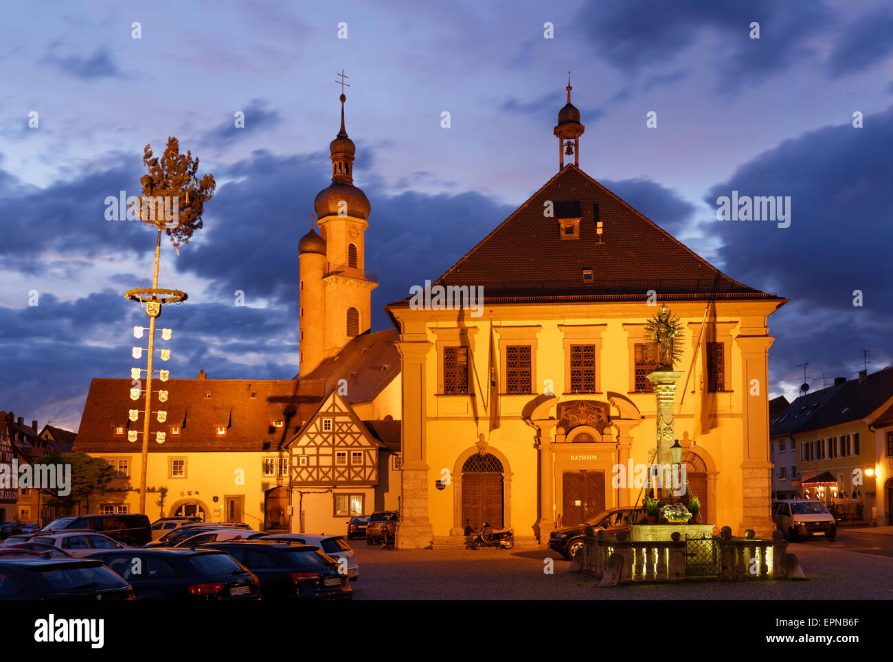 San Nicola Chiesa Parrocchiale, il Municipio e la Mariensäule nella Piazza del mercato, Eibelstadt, Mainfranken, bassa Franconia, Franconia Foto Stock