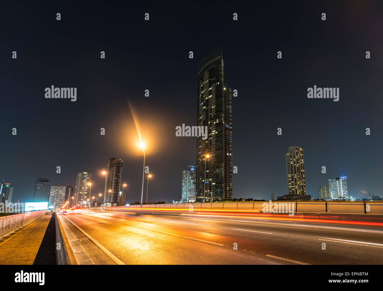 Skyline, ponte sul fiume Mae Nam Chao Phraya, di notte, Bangkok, Thailandia Foto Stock