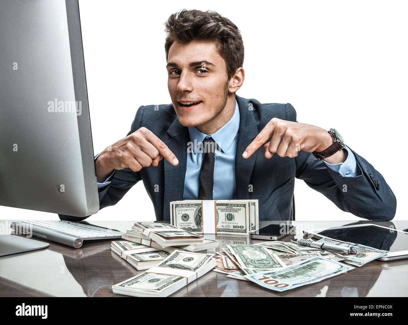 Imprenditore moderno alla sua scrivania con computer e un sacco di soldi Foto Stock