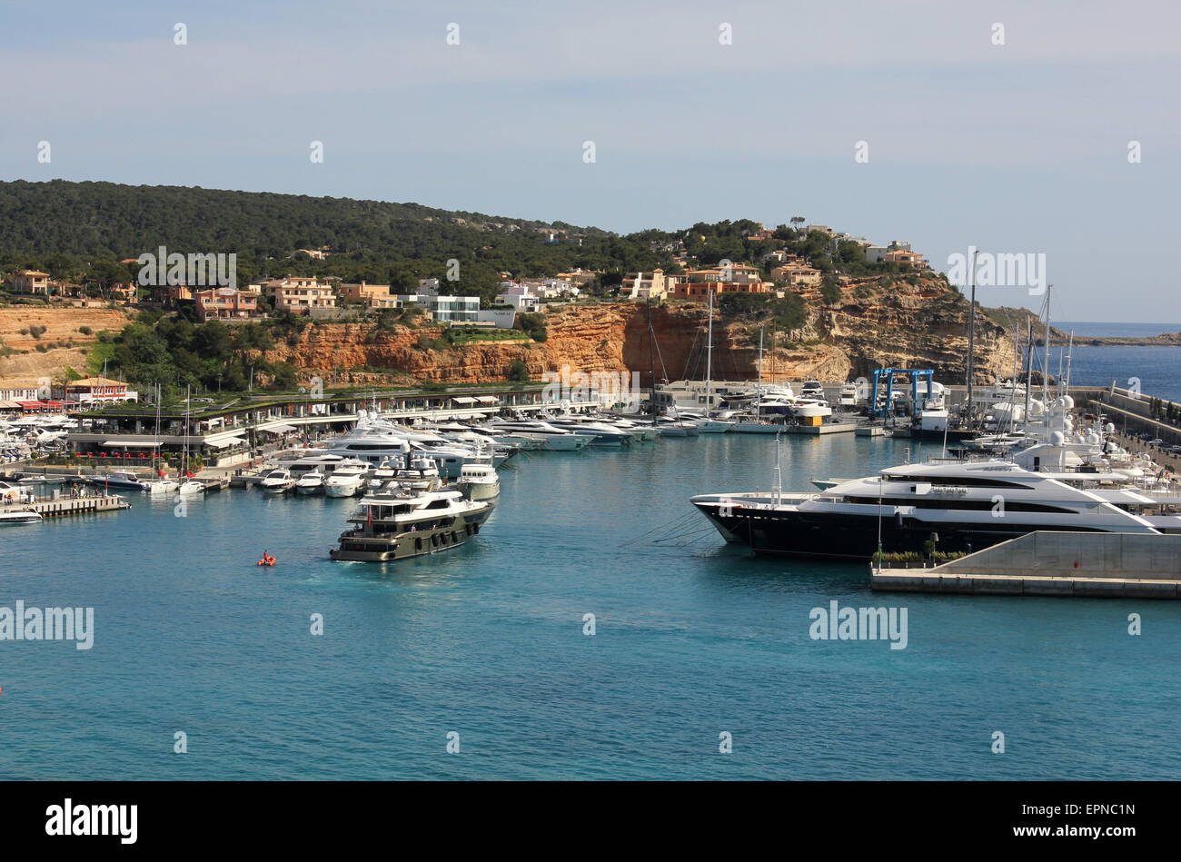 Luxury Mallorca - Superyacht / Motor Yacht "Trident" ( 65 mtr Feadship) entrando a Marina - Superyacht in Port Adriano Foto Stock