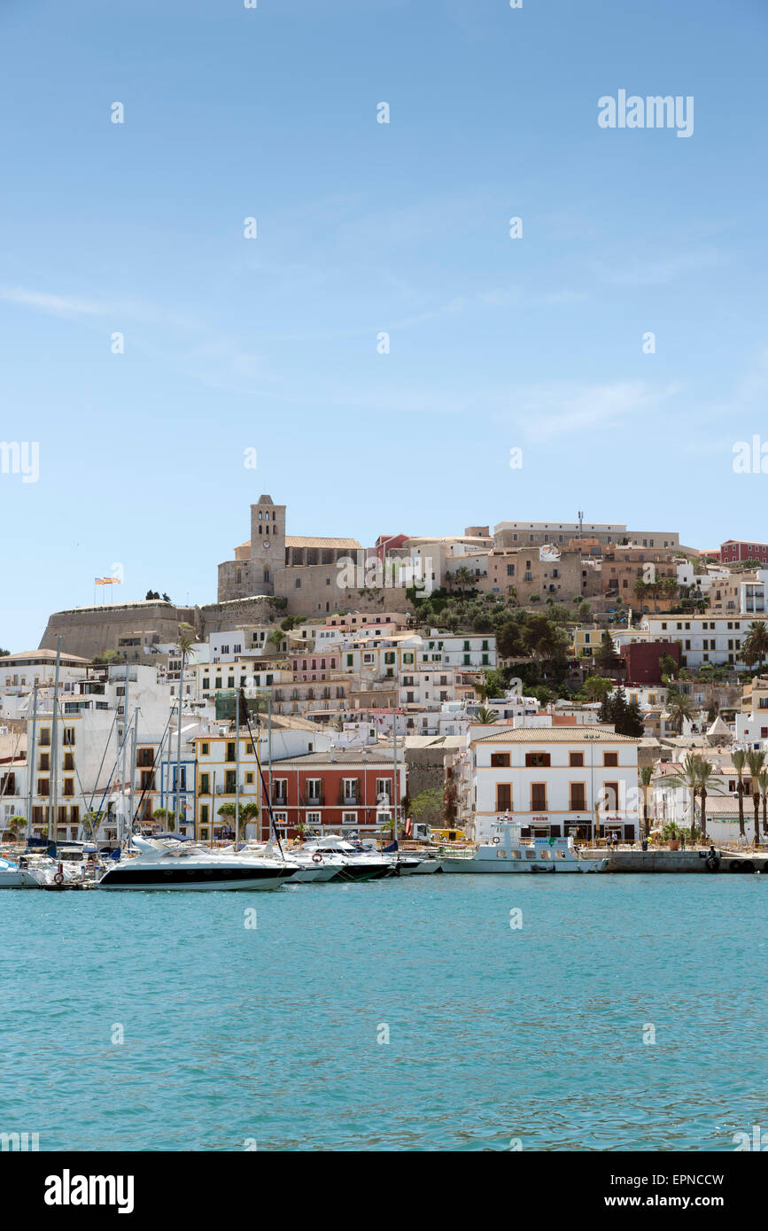 Ibiza (Ibiza) città con blu mare Mediterraneo. vista città Foto Stock