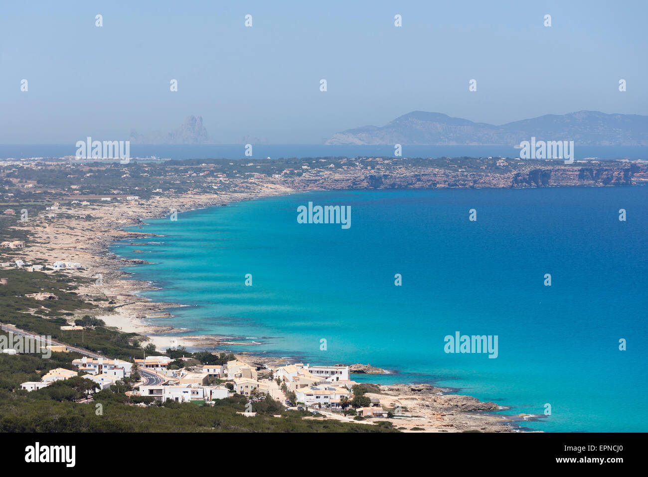 Isola di Formentera, Spagna. Visualizzare sulla parte settentrionale di costa rocciosa. All'orizzonte è Es Vedra Foto Stock