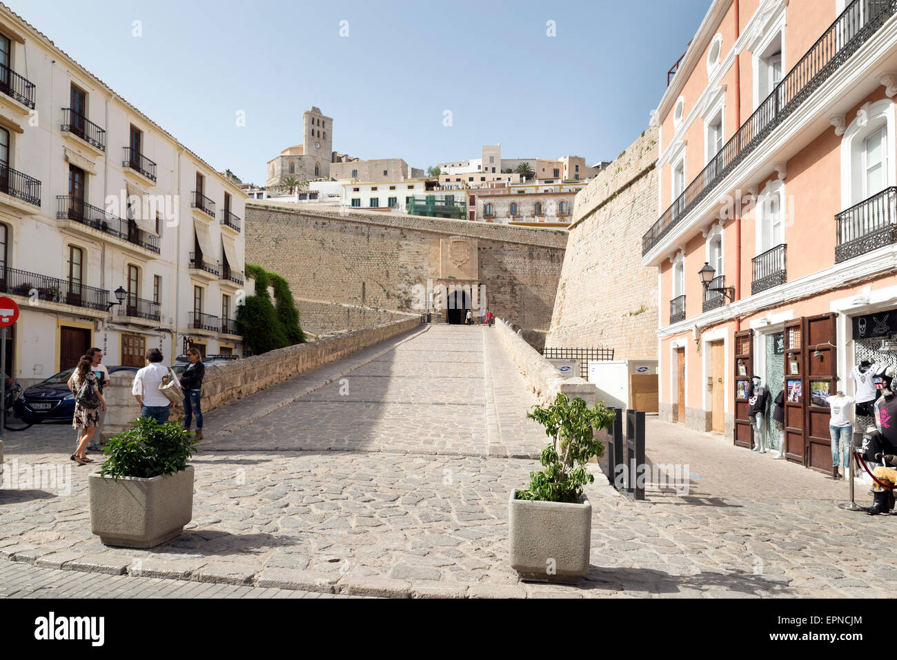 Vecchie mura della città e il gateway per la parte vecchia della città di Ibiza, sull'isola di Ibiza. Foto Stock