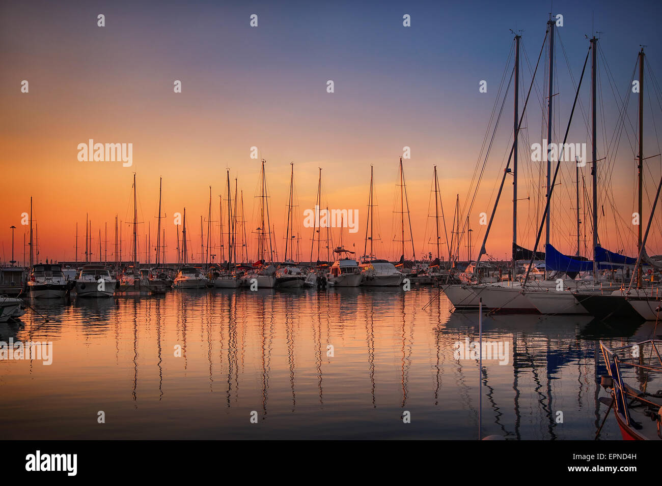 Marina con yacht ancorati al tramonto Foto Stock
