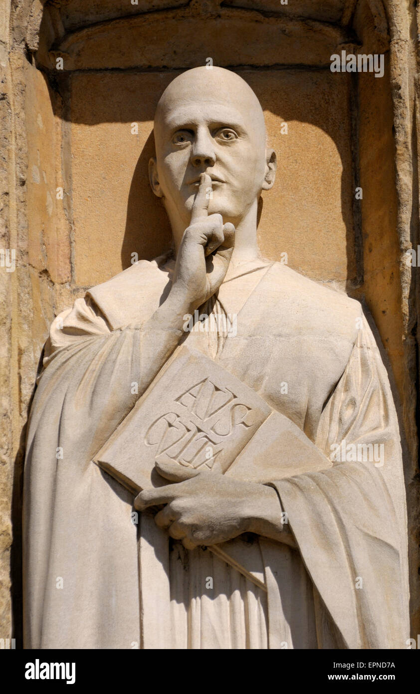 Norwich, Norfolk, Inghilterra. Norwich Cathedral (1096-1145) statua da ovest - Portico San Benedetto - commissionata dal locale scolpire Foto Stock