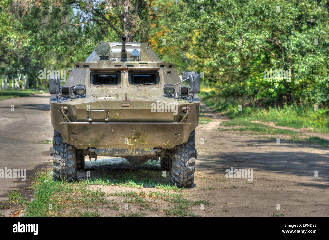 Un vecchio sovietico di truppe corazzate-carrier su strada (HDR). Foto Stock