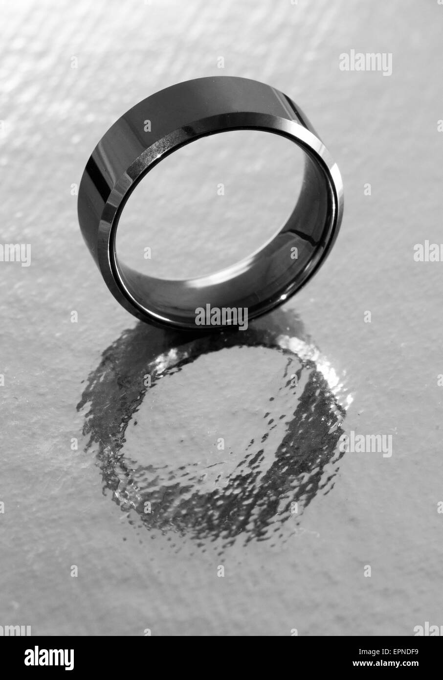 Anello in argento riflessa nella superficie di argento Foto Stock