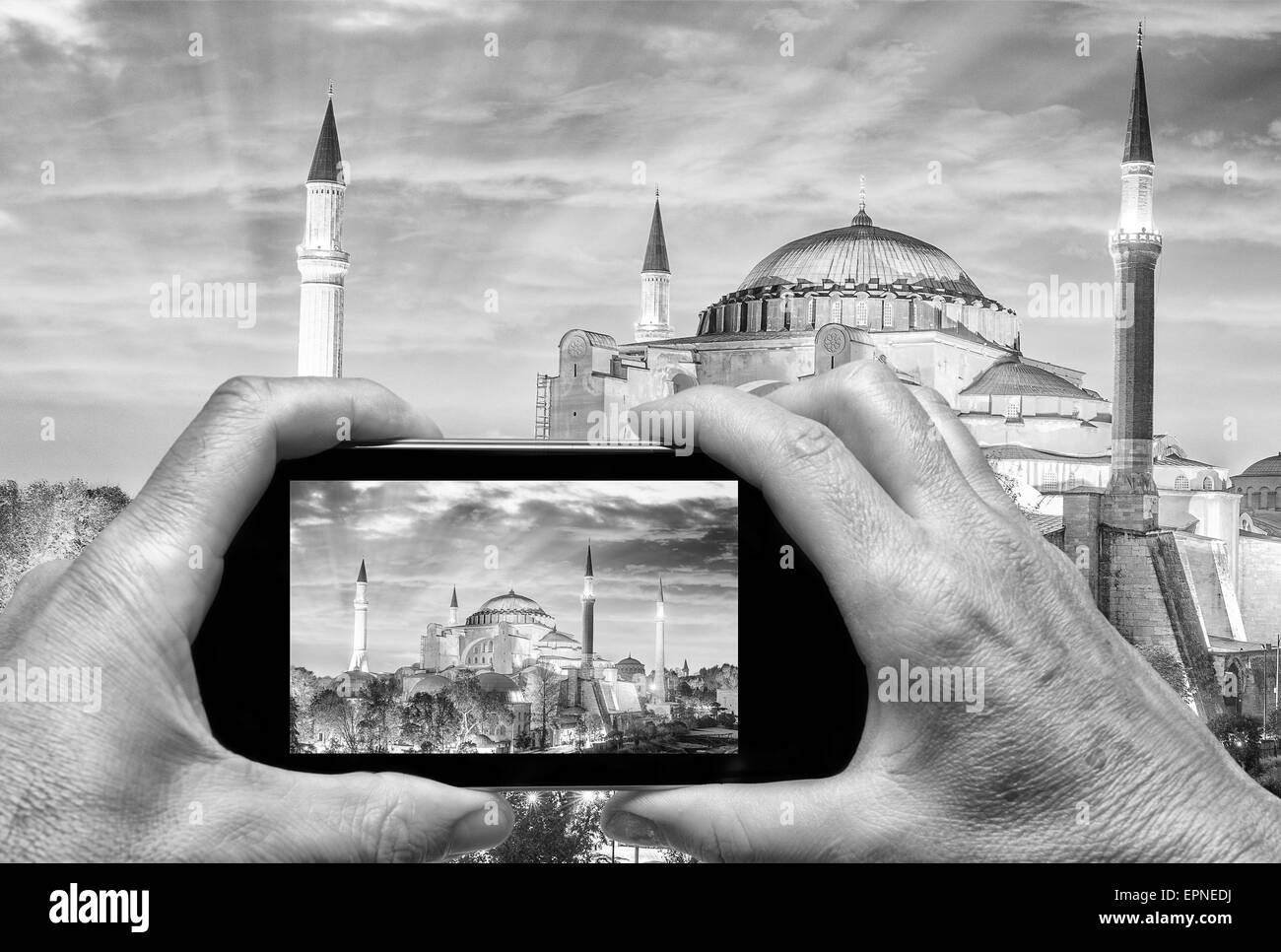 Uomo e donna mano la cattura di Hagia Sophia con lo smartphone. Foto Stock