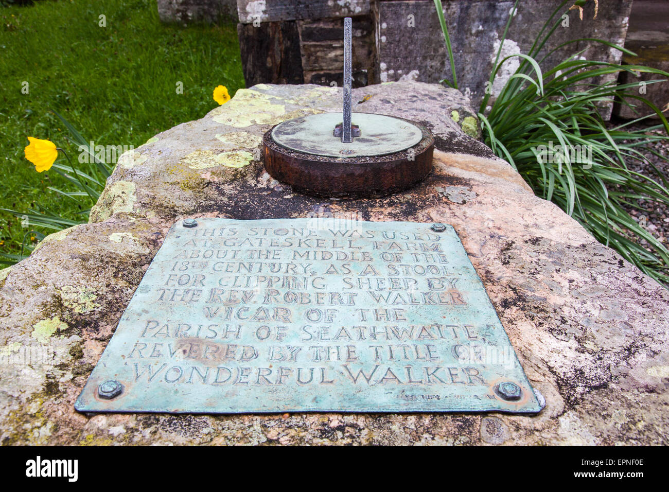 Revd camminatore di "Pietra di clipping' ora utilizzato come una meridiana a Chiesa della Santa Trinità, Seathwaite, Dunnerdale, Lake District, Cumbria Foto Stock