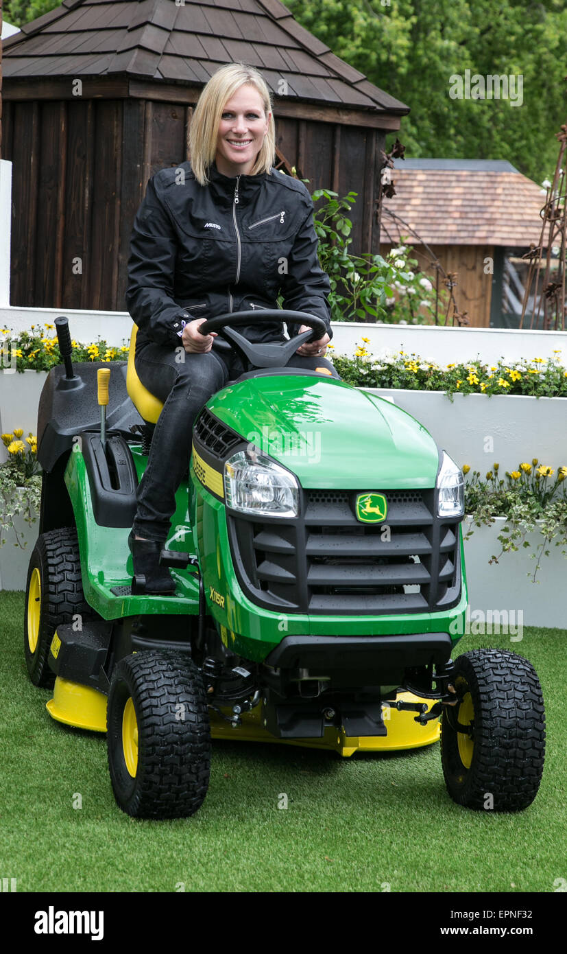 Zara Phillips seduto su un trattore John Deere al Chelsea Flower Show 2015 Foto Stock