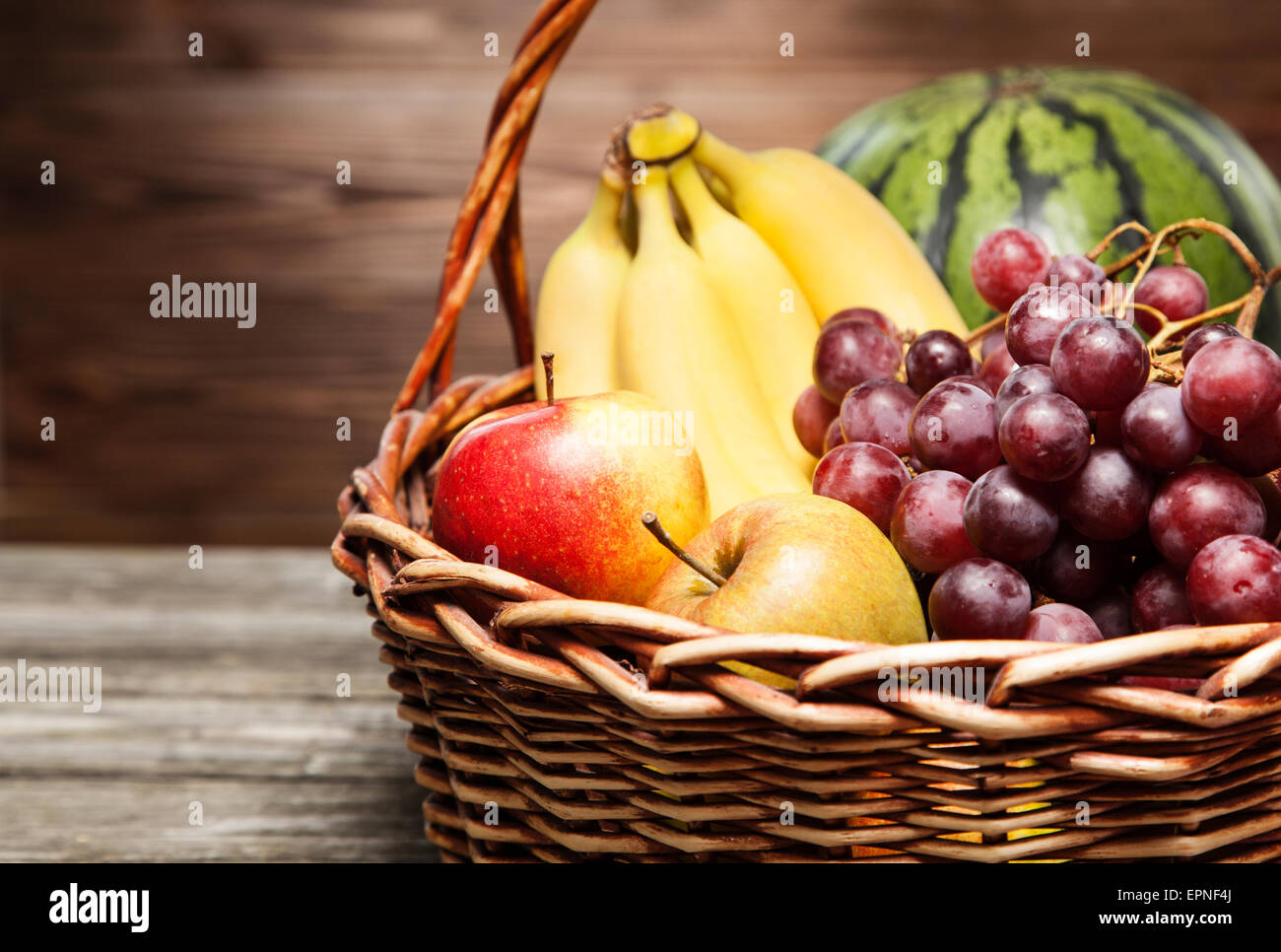 Cesto pieno di frutta fresca Foto Stock