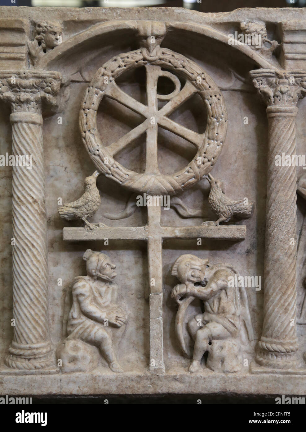 Dei primi cristiani. Roma. Sarcofagi di risurrezione o Anastasis. Due bracci della croce con il monogramma di Cristo. Foto Stock