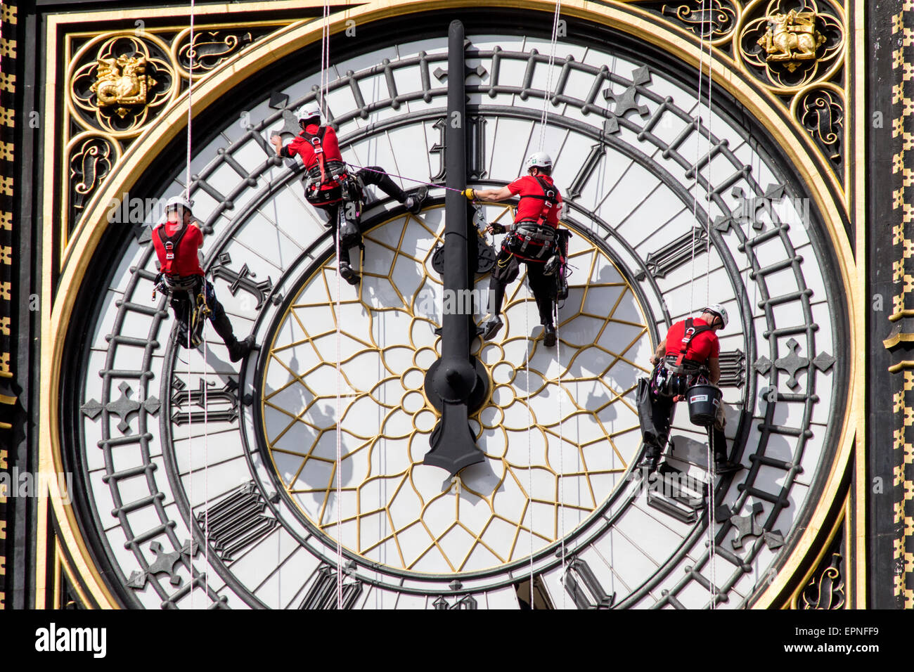 Detergenti per il lavaggio della faccia sud della Torre di Elizabeth,comunemente noto come Big Ben.L'orologio viene pulita ogni dieci anni Foto Stock