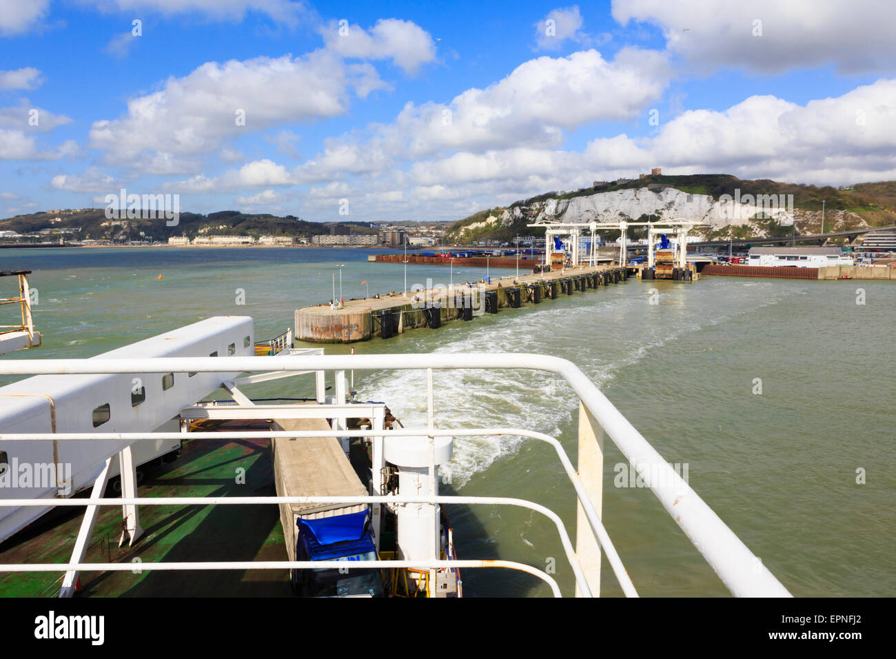 P&O traghetto per auto di lasciare il porto inglese di Dover, in rotta verso Calais, Francia. Foto Stock