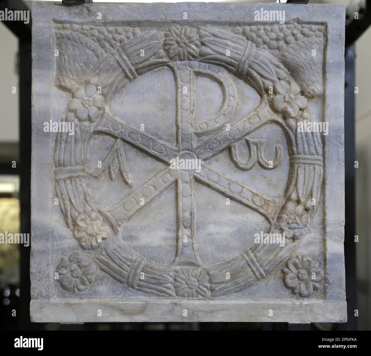 Dei primi cristiani. La porzione centrale del frontale di un sarcofago con il monogramma cristologico. Musei Vaticani. Foto Stock