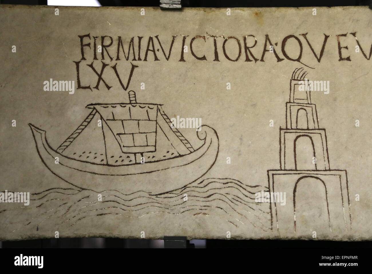 Lastra con decoro. Iscrizione di Firmia Victoria con la nave e il faro. Museo del Vaticano. I primi cristiani. Foto Stock